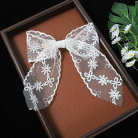 Barrette à cheveux élégante pour femme avec nœud en dentelle brodée florale blanche et longue queue en maille transparente, accessoire de coiffure pour mariage et soirée