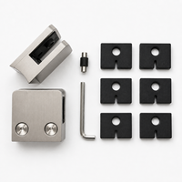 Pince de fixation pour balustrade en verre avec inserts pour systèmes de main courantes