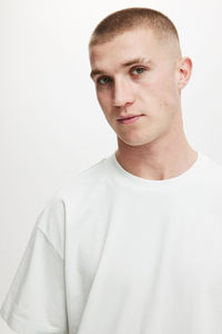 Camiseta de hombre de color liso blanco puro de alta calidad de algodón de moda simple camiseta de hombre bordada con estampado personalizado - Product Image 4