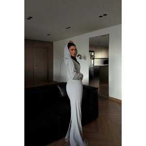 Vestido largo con capucha gris otoñal Magma, casual, hasta el suelo, de spandex, ajustado con silueta holgada, cintura natural, estilo imperio, de punto estampado. - Product Image 1