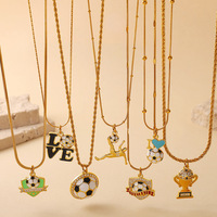 Collier pendentif football plaqué or avec zircon transparent et émail, bijou sportif en forme de trophée et de cœur pour les fans de football (hommes et femmes)