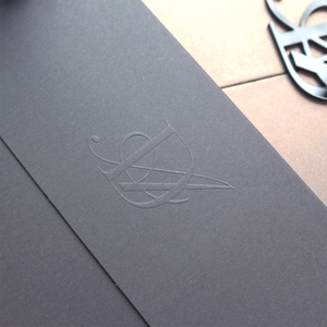 <span class=keywords><strong>Invitation</strong></span> de mariage haut de gamme à trois volets, couverture rigide métallique bronze scintillant, avec enveloppe en acrylique noir et logo en relief, et carte en papier. - Product Image 6