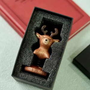 Decoración de coche de ciervo oscilante de madera, de haya, estilo caricatura, regalo personal - Product Image 4