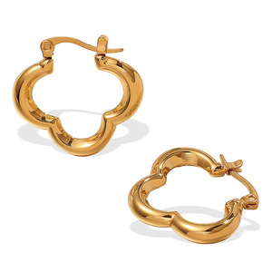 ต่างหูแบบห่วง สีทอง รูปทรงใบโคลเวอร์สี่แฉก สำหรับผู้หญิง สวมใส่ได้ทุกวัน สแตนเลสสตีล EH886 - Product Image 5