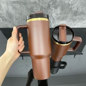 Lot de 20 gobelets isothermes en acier inoxydable H2.0 de 40 oz avec poignée, revêtement en poudre chocolat noir avec logo personnalisé doré en relief, pour gravure laser - Product Image 3