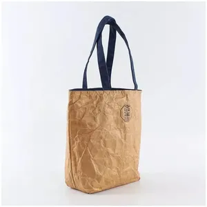 Sac de plage, de voyage et de shopping grand format imperméable avec logo personnalisé, sac à main en papier Tyvek marron pour femmes - Product Image 2