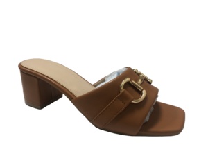 Sandalias de tacón cuadrado para mujer al por mayor, con tacón de bloque, detalles de pedrería rosa y tacón cómodo - Product Image 5