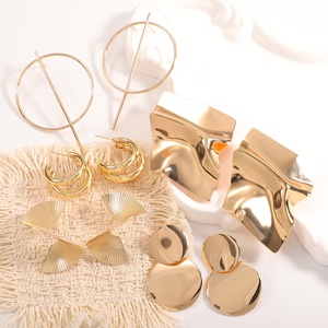 Juego de pendientes geométricos dorados Jingciren Boutique, éxito de ventas transfronterizo para mujeres, elegante y moderno, con caja de regalo. - Product Image 3