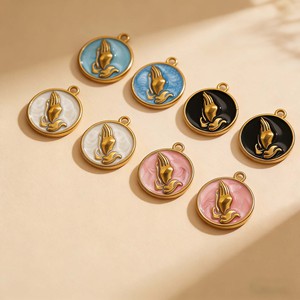 Collier pendentif Mains en prière en acier inoxydable Twinkle, plaqué or 18 carats PVD, avec breloques pièces de monnaie, motif '<span class=keywords><strong>Dieu</strong></span> bénisse', idéal pour la prière, en promotion, cadeau - Product Image 4