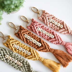 LLavero de macramé personalizado, joyería de borla tejida de cuerda de algodón hecha a mano, nombre se puede personalizar llavero de letra - Product Image 2