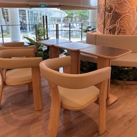 Ensemble de mobilier commercial de style nordique en bois massif : table de restaurant, chaises et banquette longue