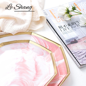 Vaisselle en porcelaine rose et grise <span class=keywords><strong>de</strong></span> <span class=keywords><strong>marbre</strong></span> <span class=keywords><strong>de</strong></span> bords et <span class=keywords><strong>de</strong></span> coins nordiques en gros avec la jante d'or - Product Image 3