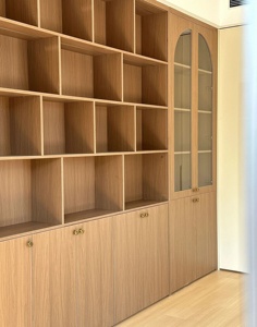 Vitrine de style français pleine hauteur avec portes en verre cintrées, étagères en bois, quincaillerie dorée - Product Image 4