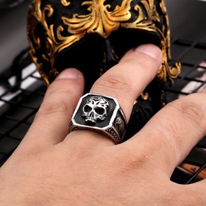 Bague Crâne Aigle Gothique en Acier Inoxydable 316L Étanche pour Homme, Bijou Punk Motard Audacieux et Rébellions, Fini Argent Vieilli Yunnique - Product Image 2