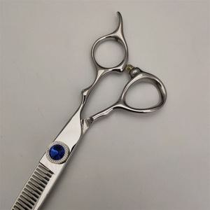 Ciseaux à cheveux KIU-01, ciseaux à effiler 62 mm en acier inoxydable, outil de beauté pour droitiers avec design pierre précieuse bleue - Product Image 1