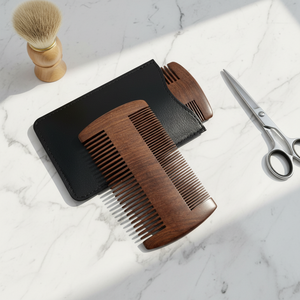 Pettine per <span class=keywords><strong>Barba</strong></span> da <span class=keywords><strong>Uomo</strong></span> con Manico in Legno di Sandalo, Doppia Finitura a Denti Larghi e Fini, per Uso Domestico, a Marchio Privato - Product Image 1