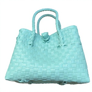 Sac fourre-tout en plastique tressé fait main écologique, résistant à l'eau, pour la plage et le shopping, sac à main artisanal durable - Product Image 6