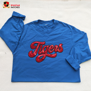 Parches autoadhesivos bordados con letras brillantes para equipo de club de fútbol universitario respetuosos con el medio ambiente - Product Image 6