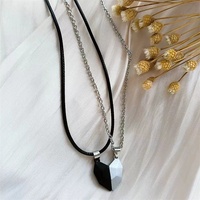 Collier magnétique en forme de cœur pour couple avec pendentif en perle imitation plaqué or 18 carats et chaîne de clavicule