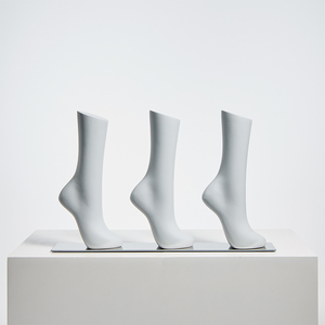 Maniquí de Pierna Corta Femenina de Fibra de Vidrio - Elegante Forma Inclinada para Exhibición de Medias, Leggings y Calcetines - Product Image 3