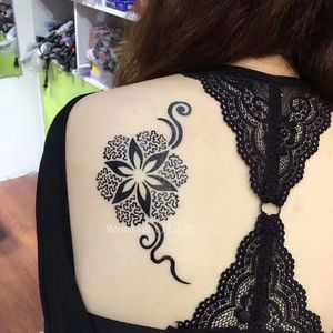 <span class=keywords><strong>Tatouage</strong></span> <span class=keywords><strong>temporaire</strong></span> rose à appliquer soi-même avec pochoir à jet d'encre ajouré et modèle crème jus - Product Image 4