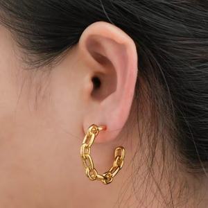 Boucles d'oreilles créoles tendance, bijoux statement, plaqué or 18 carats, acier inoxydable, chaîne à maillons élégante - Product Image 4