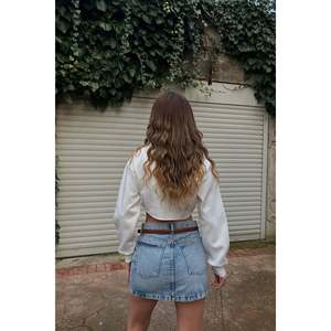 เสื้อครอปท็อปลายดอกไม้สีขาวสไตล์วินเทจ พร้อมโลโก้ ทรงหลวม ความยาวสั้น คอถักผ้าฝ้าย สำหรับฤดูใบไม้ผลิและฤดูร้อน - Product Image 1