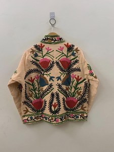 เสื้อคลุมซูซานีทำมือ ผ้ากำมะหยี่ลายสัตว์ บุด้วยผ้าฝ้าย ระบายอากาศได้ดี ติดกระดุม สไตล์โบฮีเมียน วินเทจ สำหรับฤดูหนาว เหมาะสำหรับทั้งชายและหญิง ผู้ผลิตและส่งออก OEM - Product Image 2