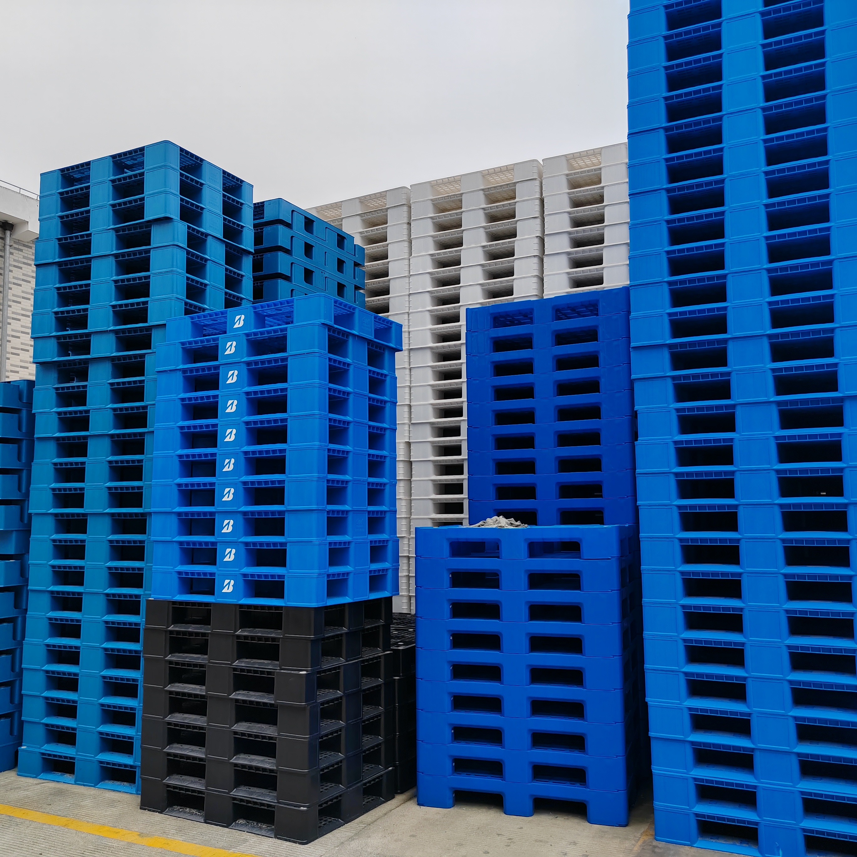 Изготовленный на заказ Цветной Пластиковый поддон HDPE однолицевой упаковки пластиковый поддон для логистической транспортировки
