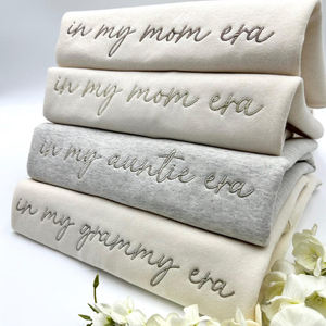 Sudadera personalizada para niños bordada 'My Grammy Mom Auntie Era' ropa suave personalizada regalo sostenible <span class=keywords><strong>de</strong></span> moda para mamá - Product Image 1