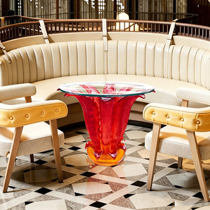 Table basse créative en résine avec sculpture en forme de queue de poisson bleue, plateau en verre trempé, mobilier décoratif contemporain pour salon - Product Image 3