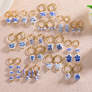 Colgante 3D Vintage para mujer, Pendientes colgantes de cuentas de cerámica azules y blancas pintados a mano, Clip de oreja de acero inoxidable <span class=keywords><strong>sin</strong></span> orificio para la oreja - Product Image 1
