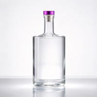 Bouteilles en verre transparentes à fond épais avec bouchon violet pour la présentation de la vodka, du gin, du whisky, du brandy et des boissons haut de gamme