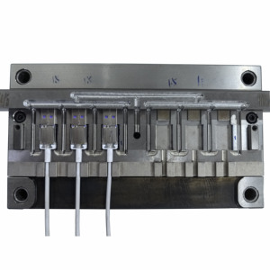 USB Micro Cáp dữ liệu tiêm khuôn DC nhựa Điện USB cắm khuôn mẫu dọc tiêm overmolding khuôn - Product Image 4