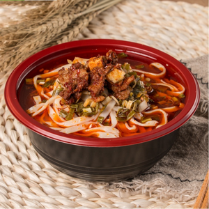 Coperchio <span class=keywords><strong>in</strong></span> plastica monouso per contenitori alimentari <span class=keywords><strong>in</strong></span> PP, design moderno per lunch box e ramen, personalizzabile nei colori rosso/nero, ciotola per consegne. - Product Image 3