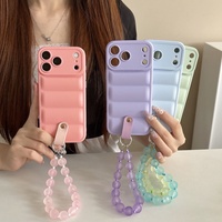Coque de téléphone tendance effet doudoune avec bracelet perlé pour iPhone 17 Pro Max 17 Air 16 15 14 Plus 13 12 11 XR 8