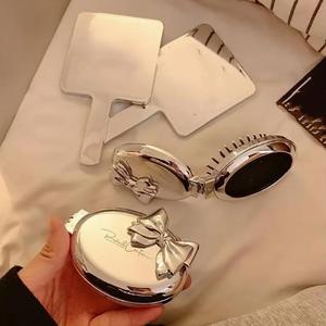 Nuevo Peine Plegable Portátil Ovalado Plateado con Diseño de Dibujos Animados, Bonito y de Gran Valor, Peine de Maquillaje Portátil de Venta Caliente - Product Image 6