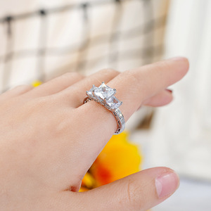 Anello Geometrico Scintillante a Quattro Punte per Donne, Elegante Gioiello da Dito alla Moda - Product Image 2