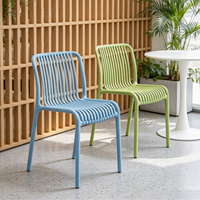 Chaise de salle à manger en plastique épaissi avec lattes verticales creuses, fauteuil de loisirs simple pour la maison et le patio avec dossier