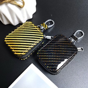 Estuche de fibra de carbono para AirPods con cremallera, ligero y anticaídas, con llavero. - Product Image 2