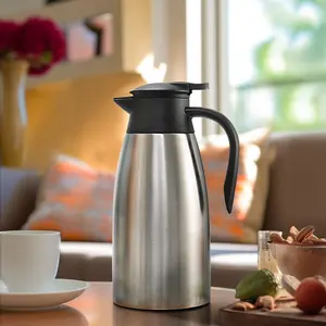 Bel Thermos sottovuoto per caffè in acciaio inossidabile con una boccetta di tè caldo isolata