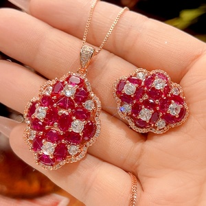 Conjunto de Joyería de Moda para Boda: Collar, Pendientes y Anillo de Compromiso con Circones Rojos Vintage, Chapado en Oro y Cobre Ecológico, Venta al por Mayor - Product Image 3