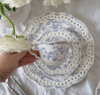 Service de vaisselle en porcelaine bleue éco-responsable, style victorien français, ajouré et ajouré de motifs en dentelle, comprenant assiettes à dessert, bol à soupe, tasse et soucoupe