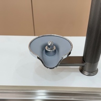 Robinet de cuisine moderne gris chaud/froid en acier inoxydable 304 avec pulvérisateur flexible en céramique argenté électroplaqué et rotation à 360°