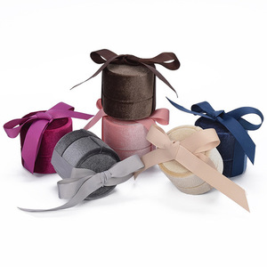 High Garde Custom Gift Storage Ring Collar Pendientes Caja redonda de terciopelo con cinta - Product Image 1