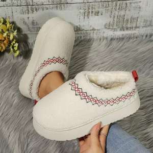 Taille 36-41 Bottes <span class=keywords><strong>de</strong></span> neige à semelles épaisses <span class=keywords><strong>de</strong></span> haute qualité Pantoufles chaudes antidérapantes confortables pour femmes - Product Image 3