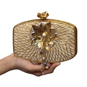 Pochette artisanale en laiton et nacre avec cadre en maille dorée, motif floral métallique, pompon perlé – Sac de soirée de luxe pour mariage - Product Image 1