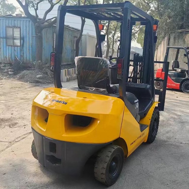 High Grade Komatsu 3 Ton Forklift Fast Selling Used Reach Truck 3 Ton Loading Capacity Diesel Power Source Construction
