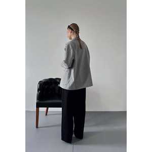 Veste oversize rayée grise pour femmes grandes tailles, tissu tissé minimaliste, style adulte - Product Image 1