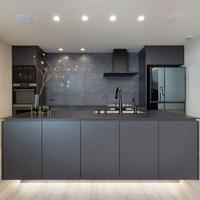 Armoire de cuisine en métal haut de gamme en acier inoxydable 304 avec finition laquée, verre et pierre pour villas et projets commerciaux